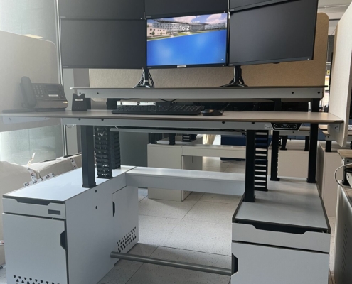 table ergonomique réglable en hauteur en salle de régulation médicale