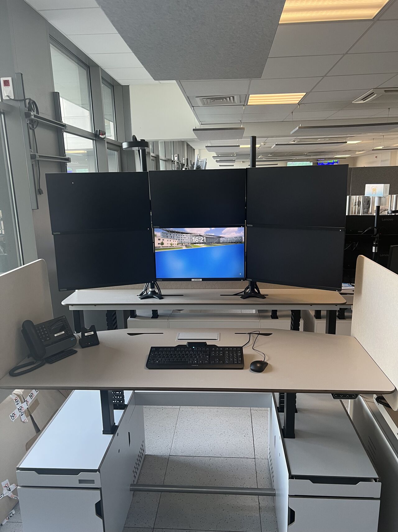 poste de régulation SAMU21 avec 6 écrans