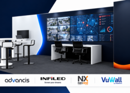 Stand communexpoprotection 2026 : mur LED incurvé affichant un tableau de supervision, console opérateur et deux sièges au premier plan, logos Advancis, INFiLED, Nexee et VuWall